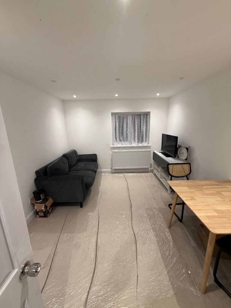 Room High Road in Greater London