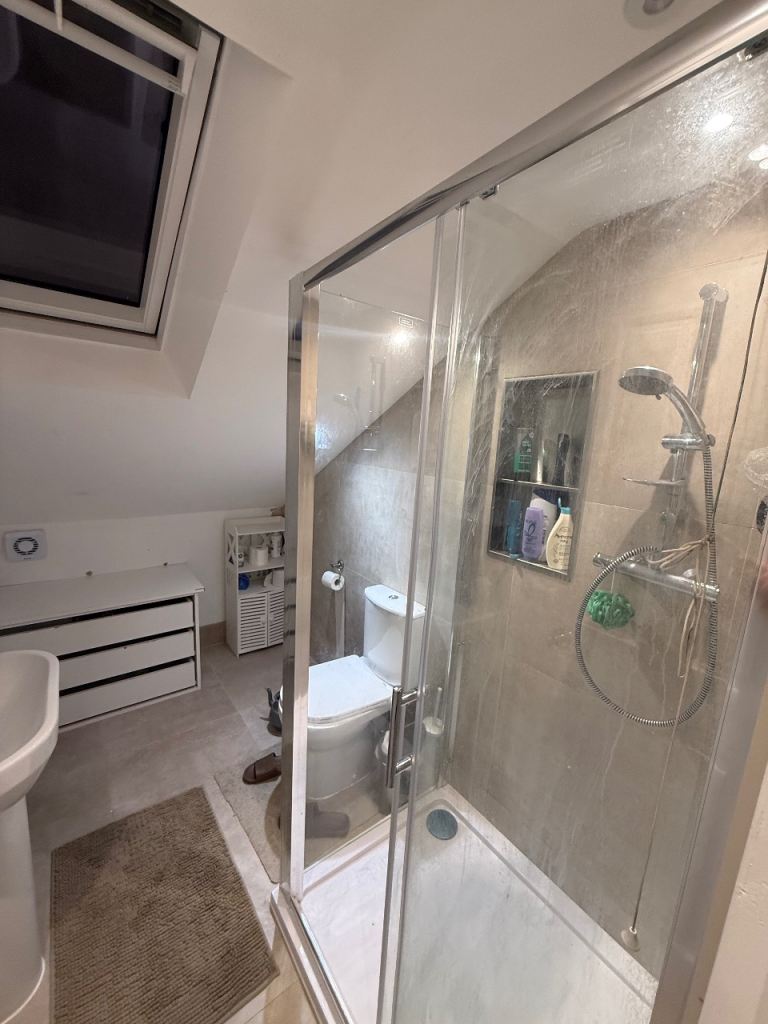 Room High Road in Greater London