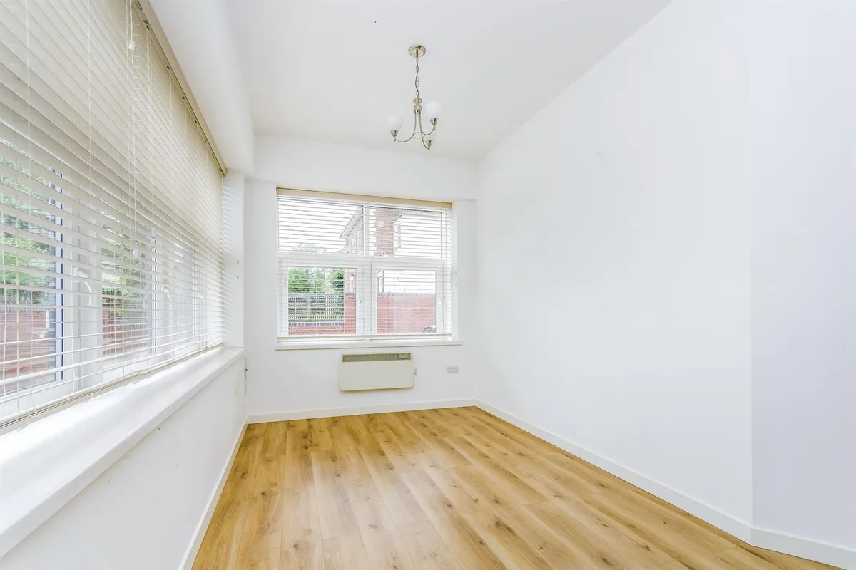 Flat Millbrook Road East in Southampton