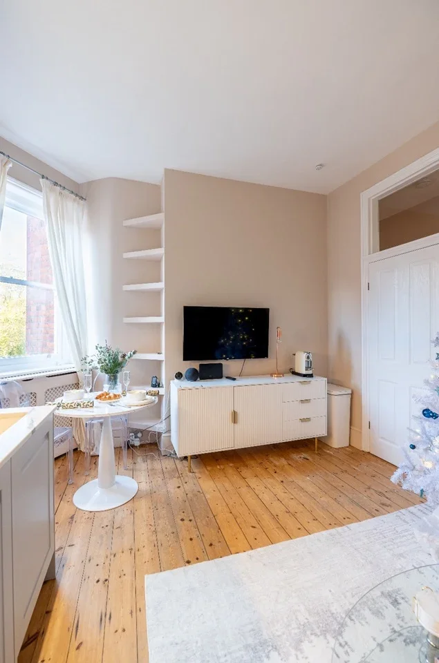 Flat Lurline Gardens in Greater London