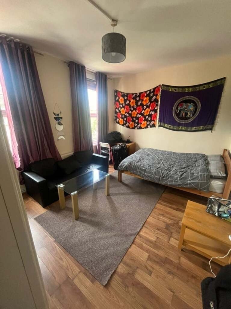 Room Clinton Road in Greater London