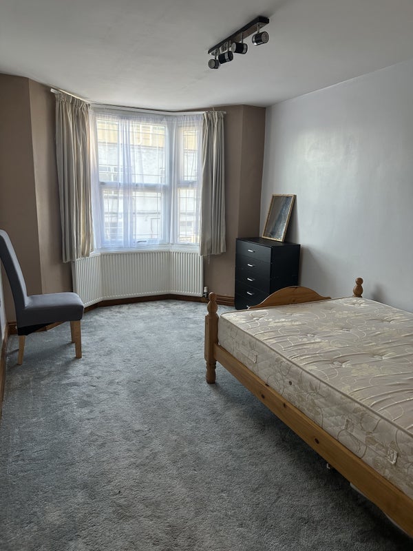 Room Chaucer Road in Greater London