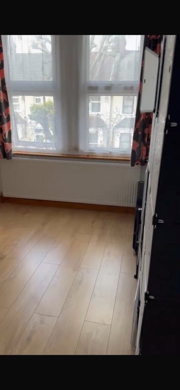 Room Kensington Avenue in Greater London