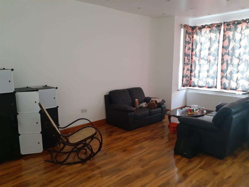 Room Kensington Avenue in Greater London