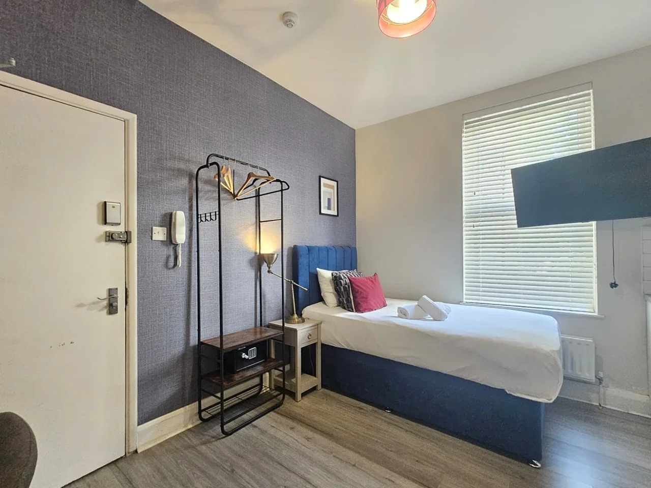 Flat Wightman Road in Greater London