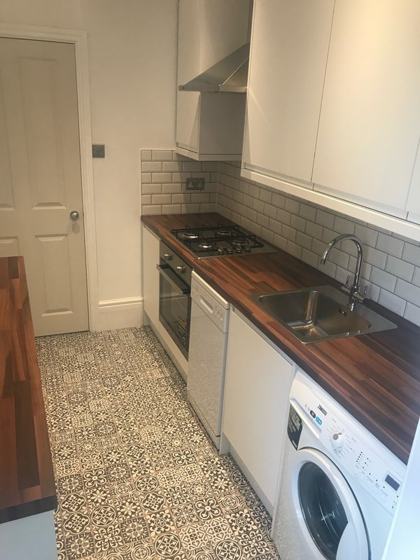 Room Penge Road in Greater London