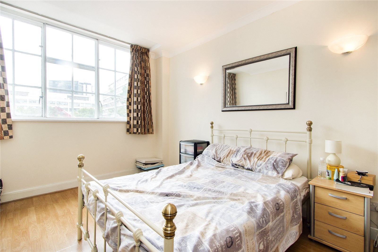 Flat Belvedere Road in Greater London