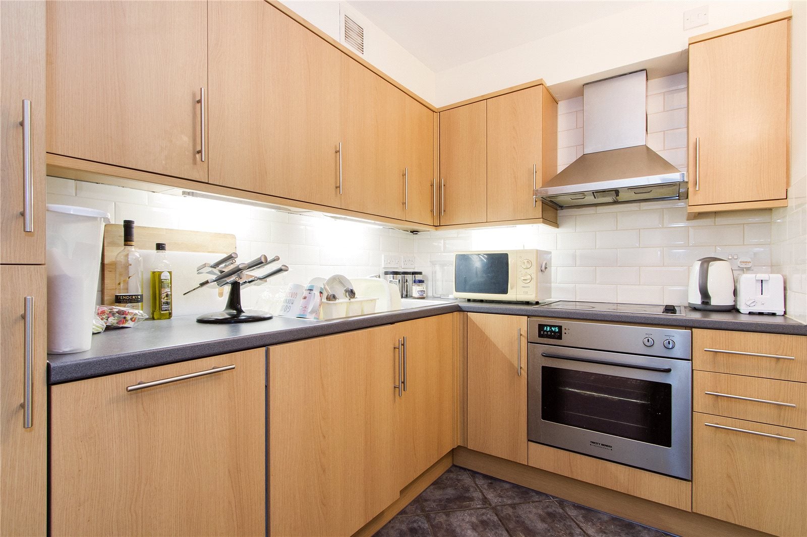 Flat Belvedere Road in Greater London
