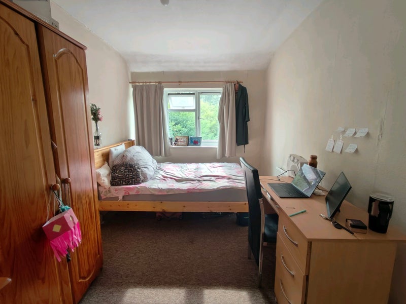 Room Poole Crescent in Birmingham