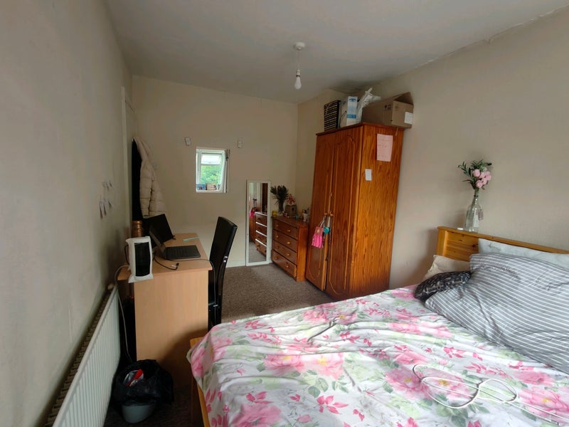 Room Poole Crescent in Birmingham