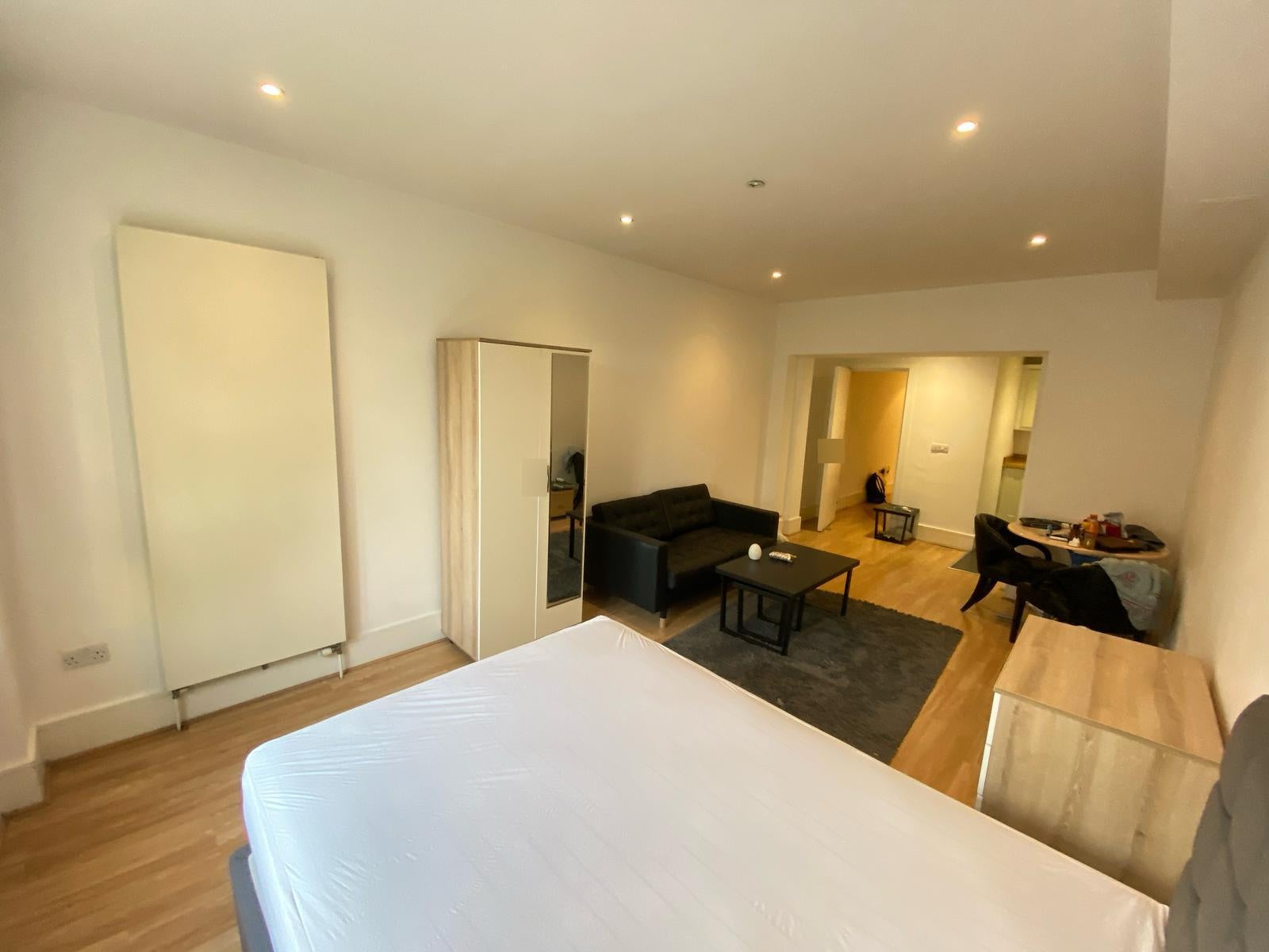 Flat Henriques Street in Greater London