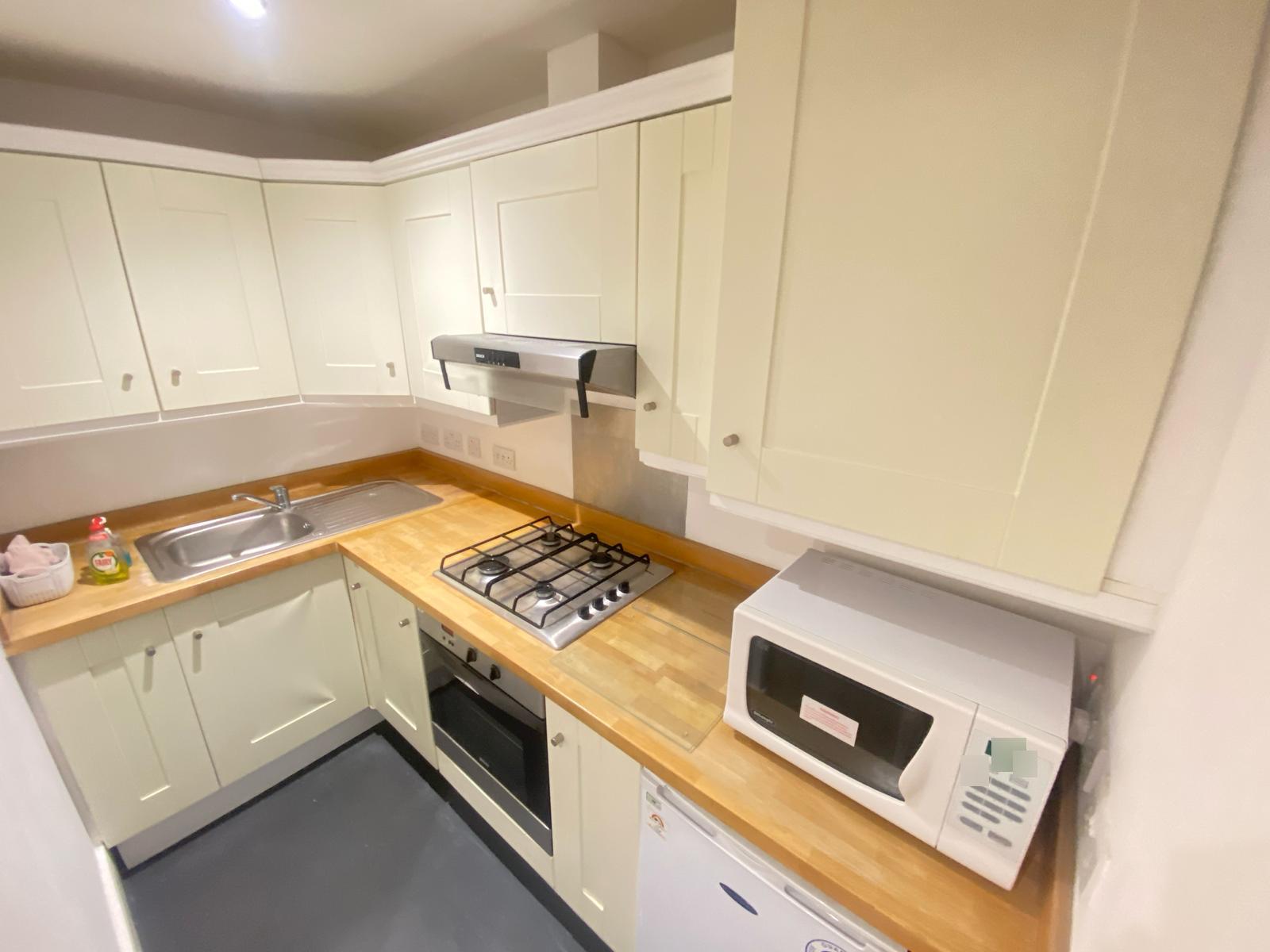 Flat Henriques Street in Greater London
