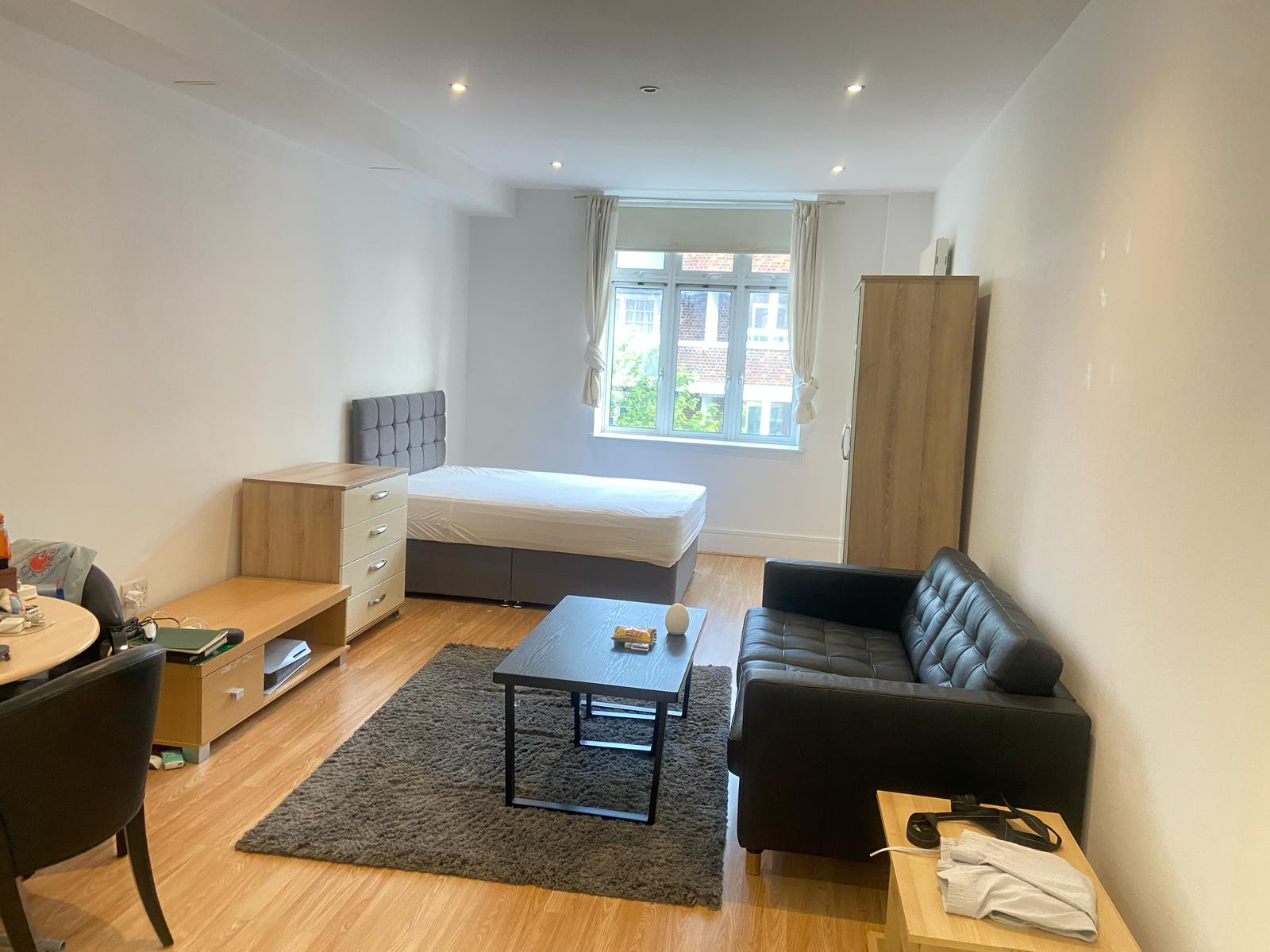 Flat Henriques Street in Greater London