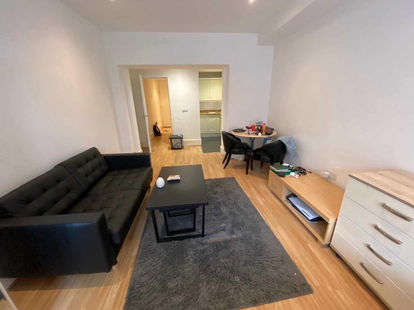Flat Henriques Street in Greater London