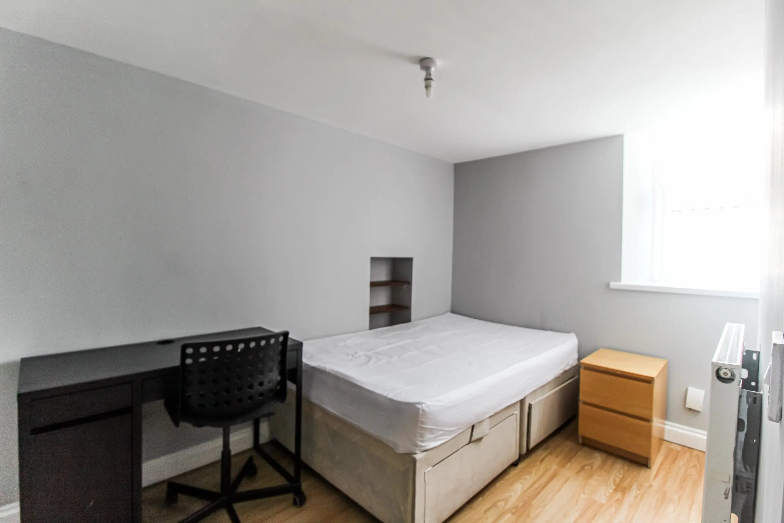 Room Queen Street in Pontypridd