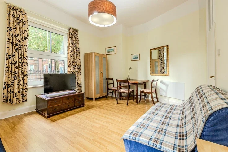 Flat Gaywood Street in Greater London