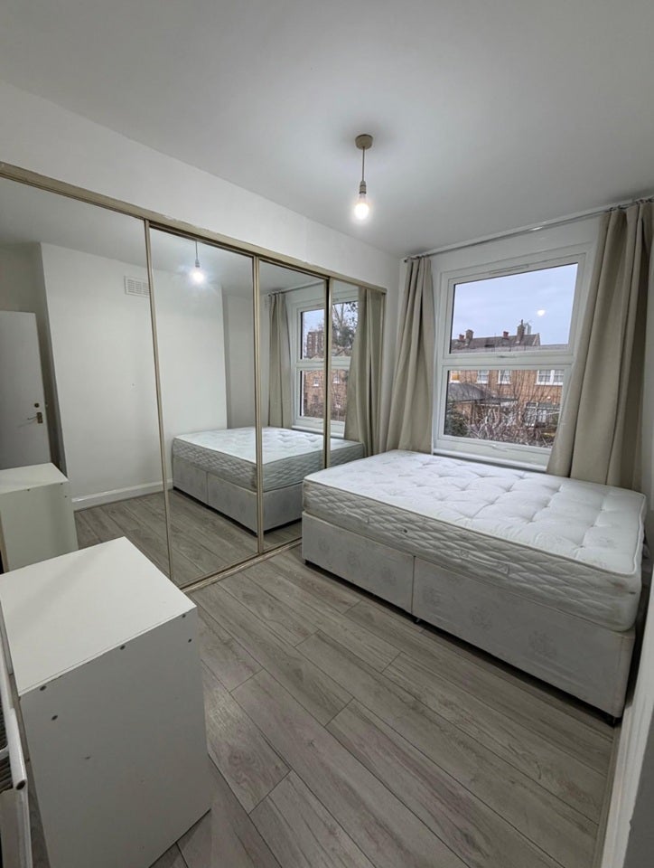 Room Merrow Street in Greater London