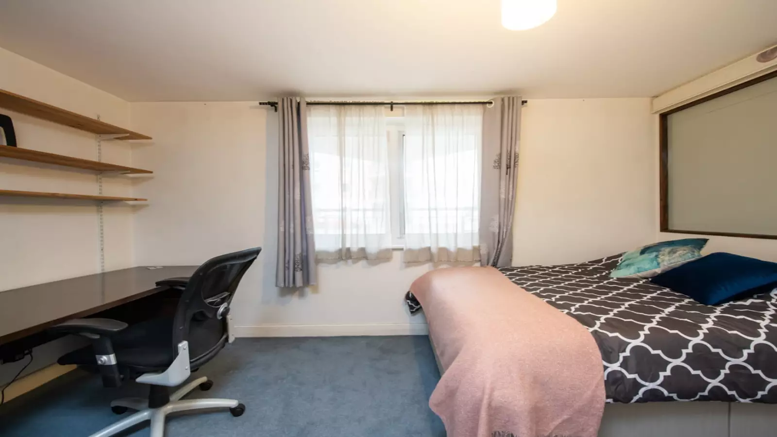 Room Newport Avenue in Greater London