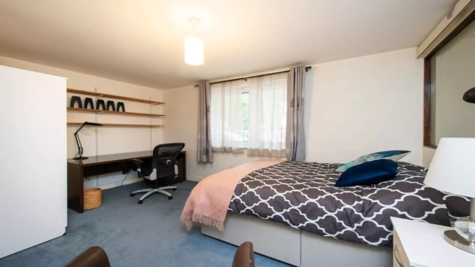 Room Newport Avenue in Greater London