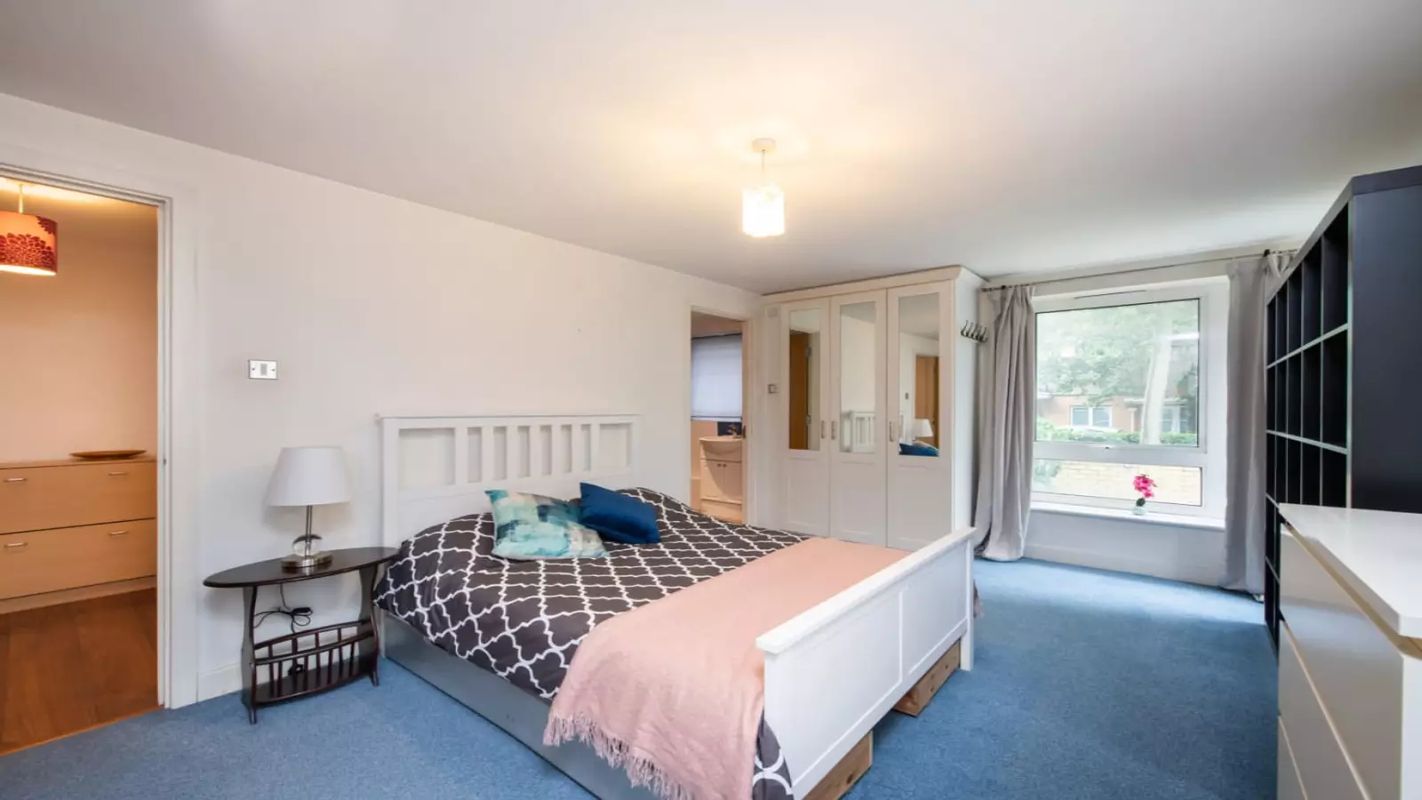 Room Newport Avenue in Greater London