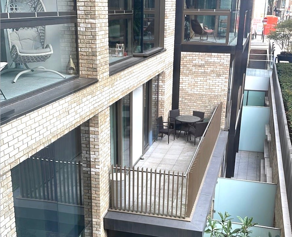 Flat Cleveland Street in Greater London