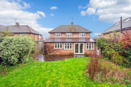 House Rosewood Way in Farnham Royal
