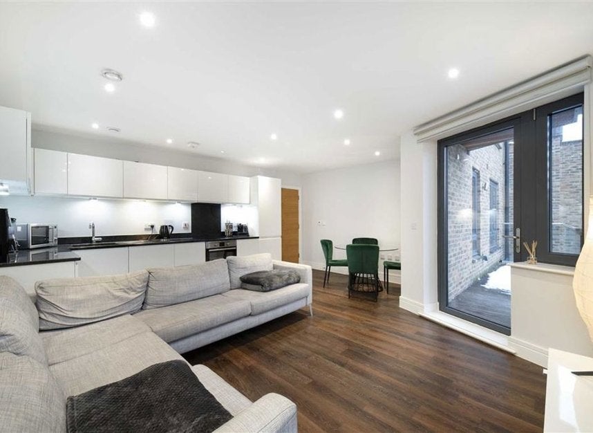 Flat Grange Road in Greater London