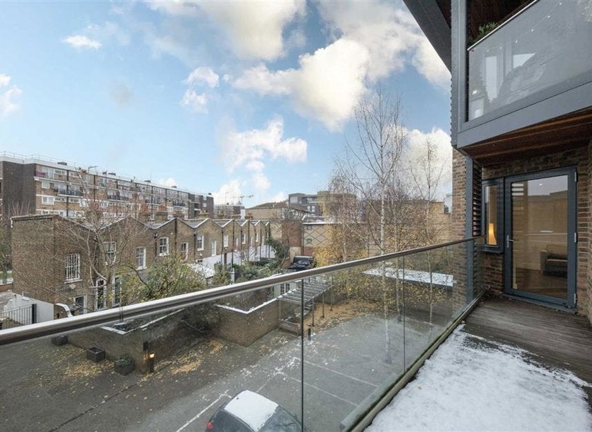 Flat Grange Road in Greater London