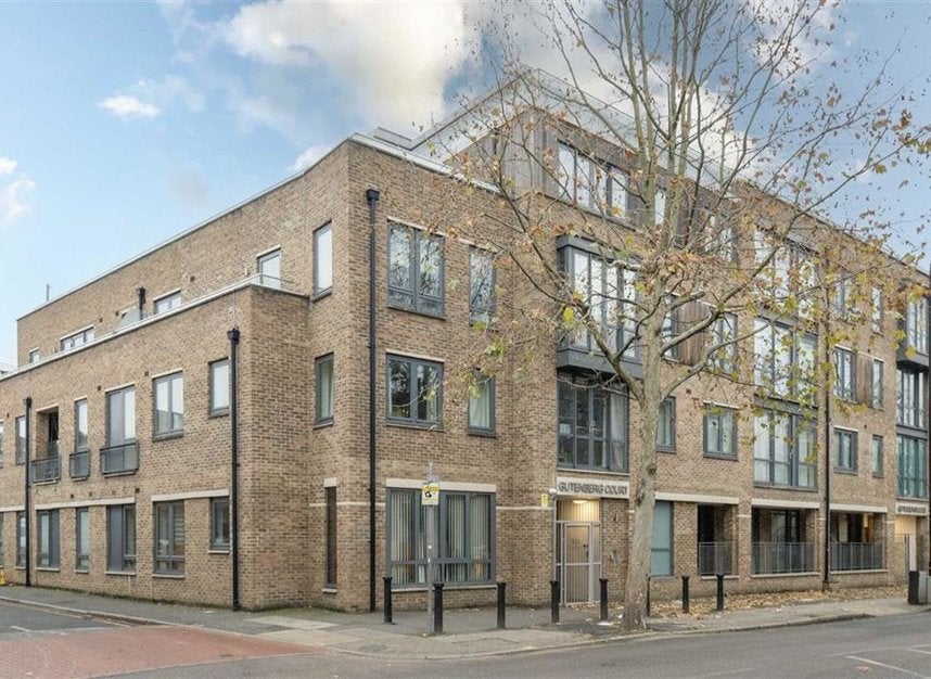Flat Grange Road in Greater London