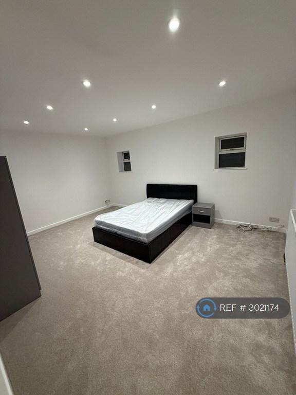 Room High Street in Dartford