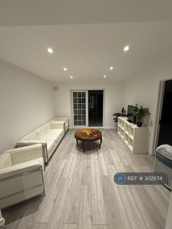 Room High Street in Dartford