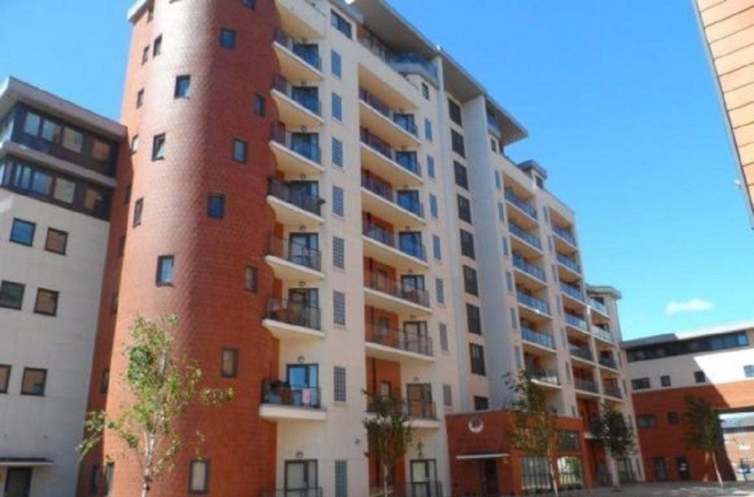 Flat Railway Terrace in Slough