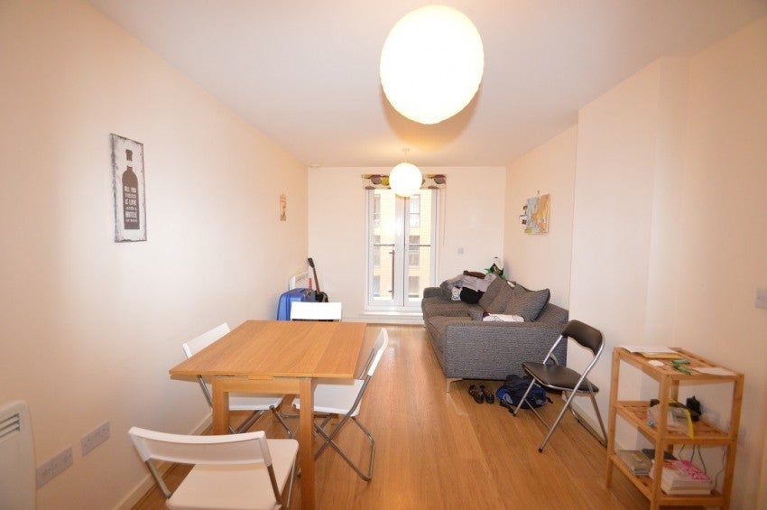Flat Railway Terrace in Slough