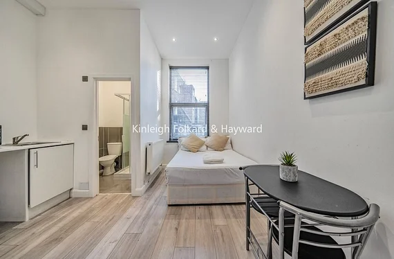 Flat Hammersmith Road in Greater London