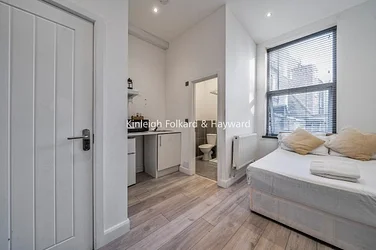 Flat Hammersmith Road in Greater London