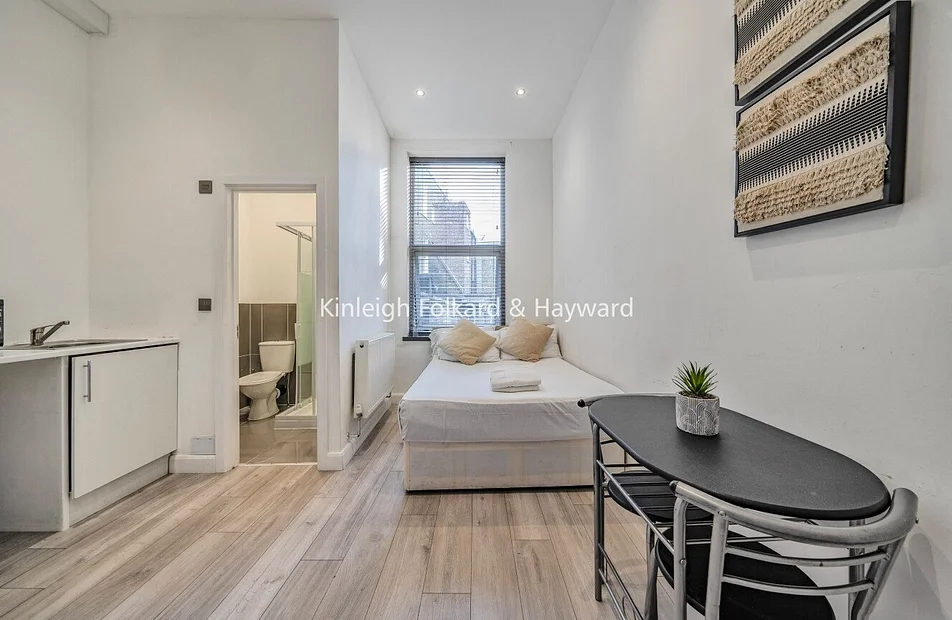 Flat Hammersmith Road in Greater London