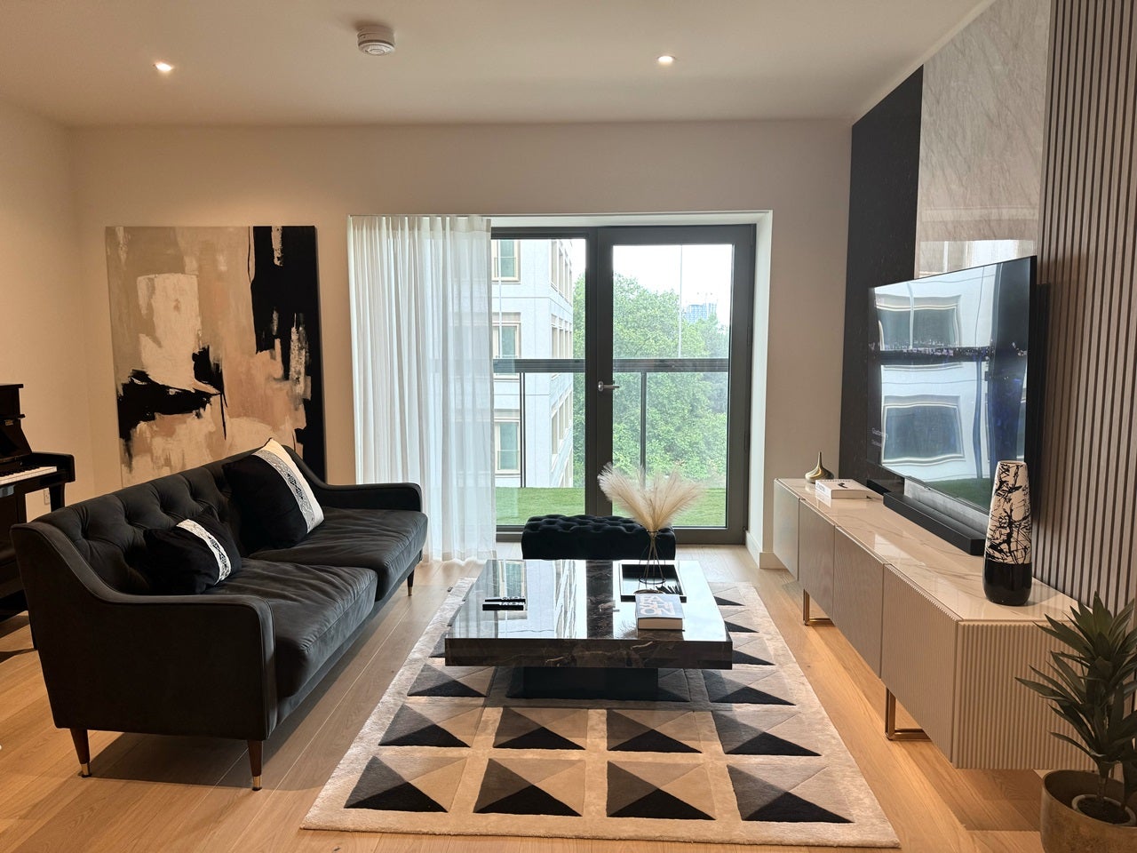 Flat Riverside Walk in Greater London