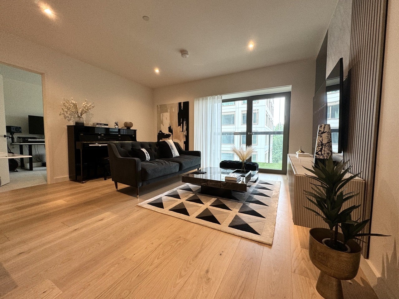 Flat Riverside Walk in Greater London