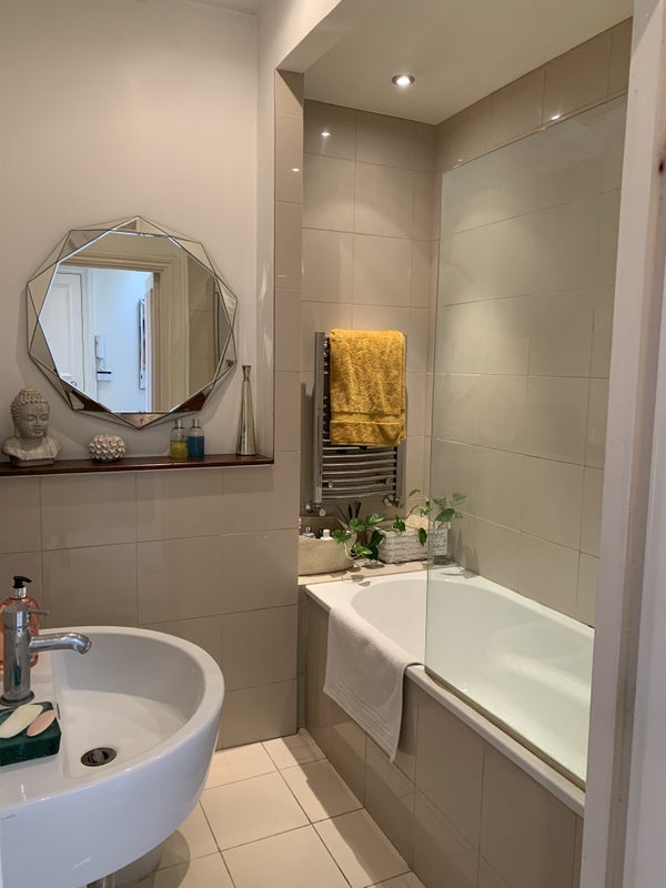 Room Earl's Court Road in Greater London