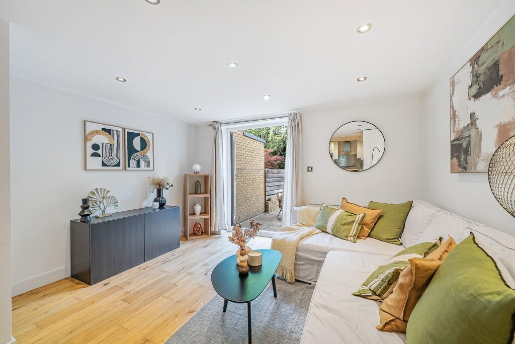 House Kimberley Avenue in Greater London