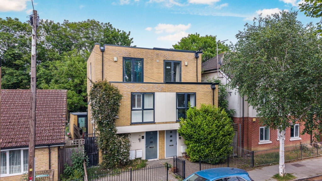 House Kimberley Avenue in Greater London