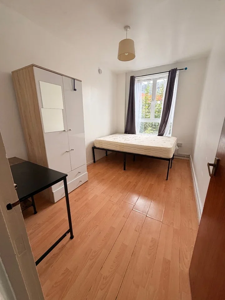 Flat Browning Street in Greater London