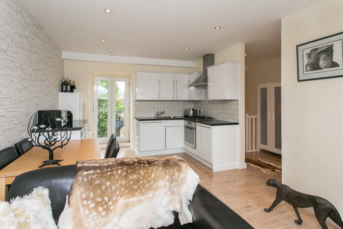 Flat Sistova Road in Greater London