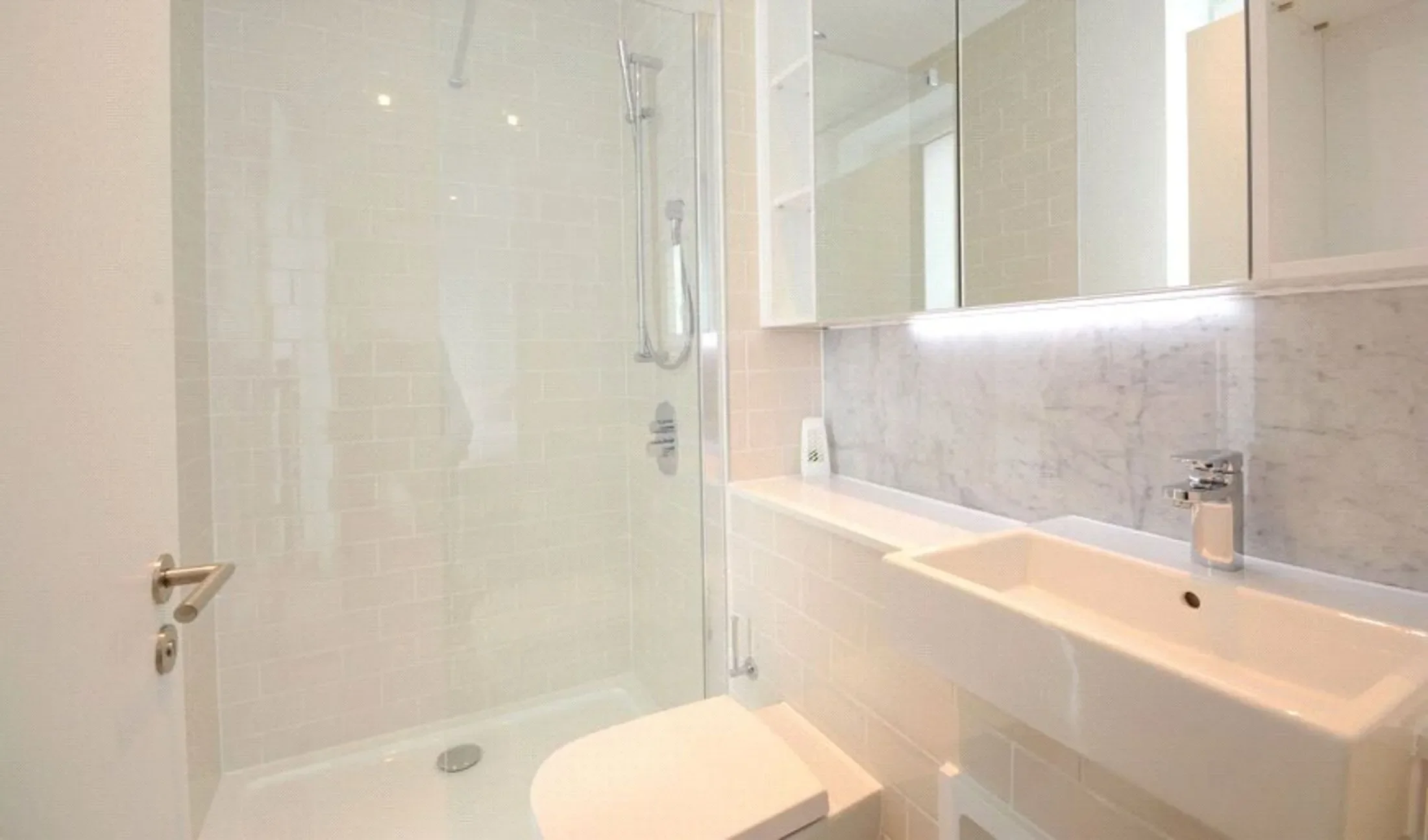 Flat Sayer Street in Greater London