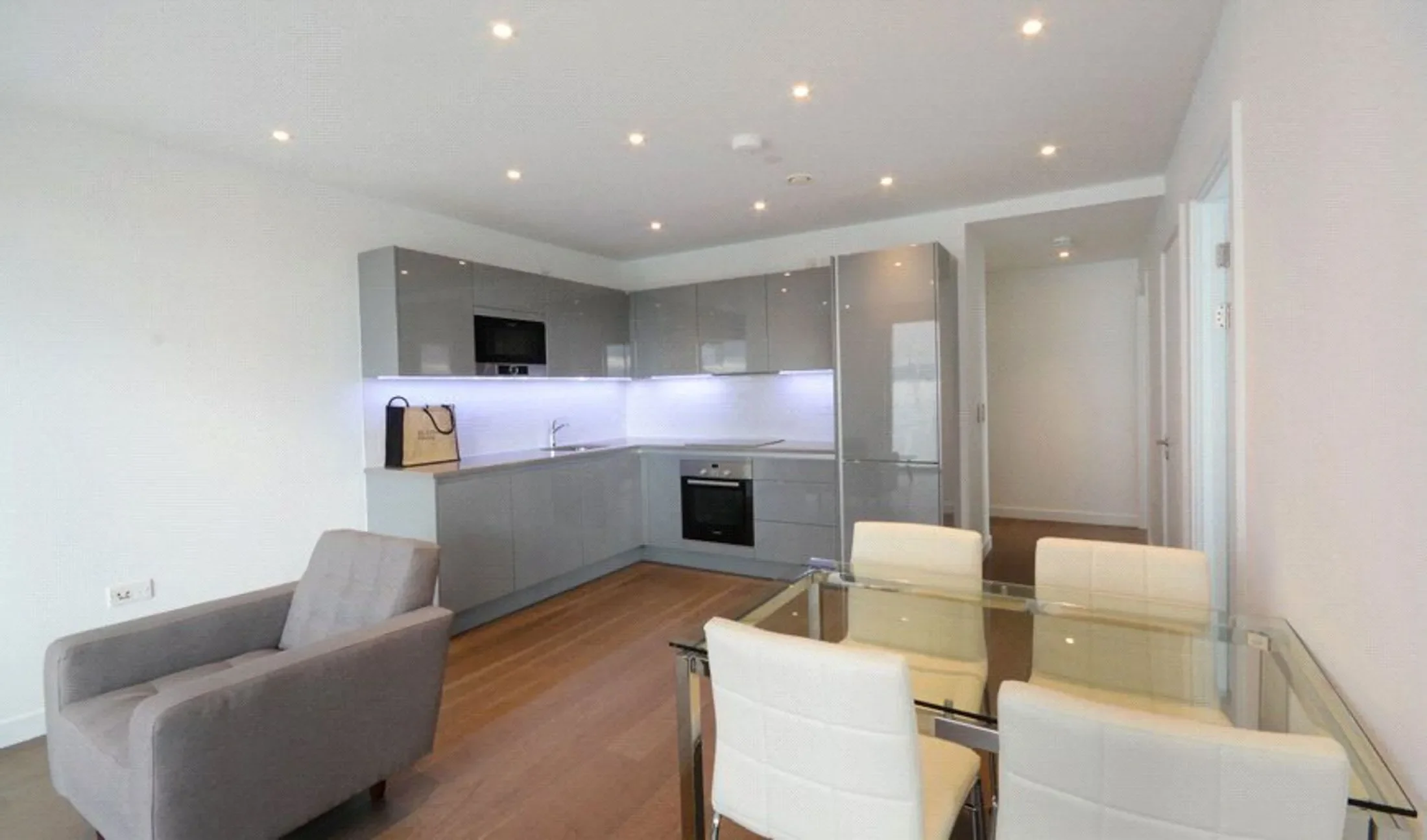 Flat Sayer Street in Greater London