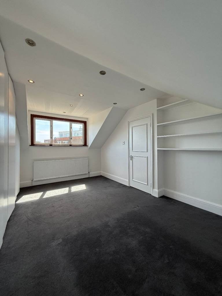 Flat Woodheyes Road in Greater London