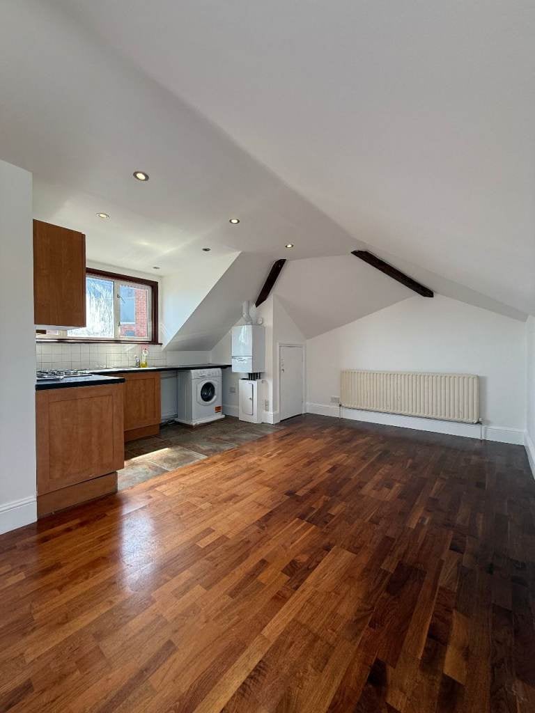 Flat Woodheyes Road in Greater London