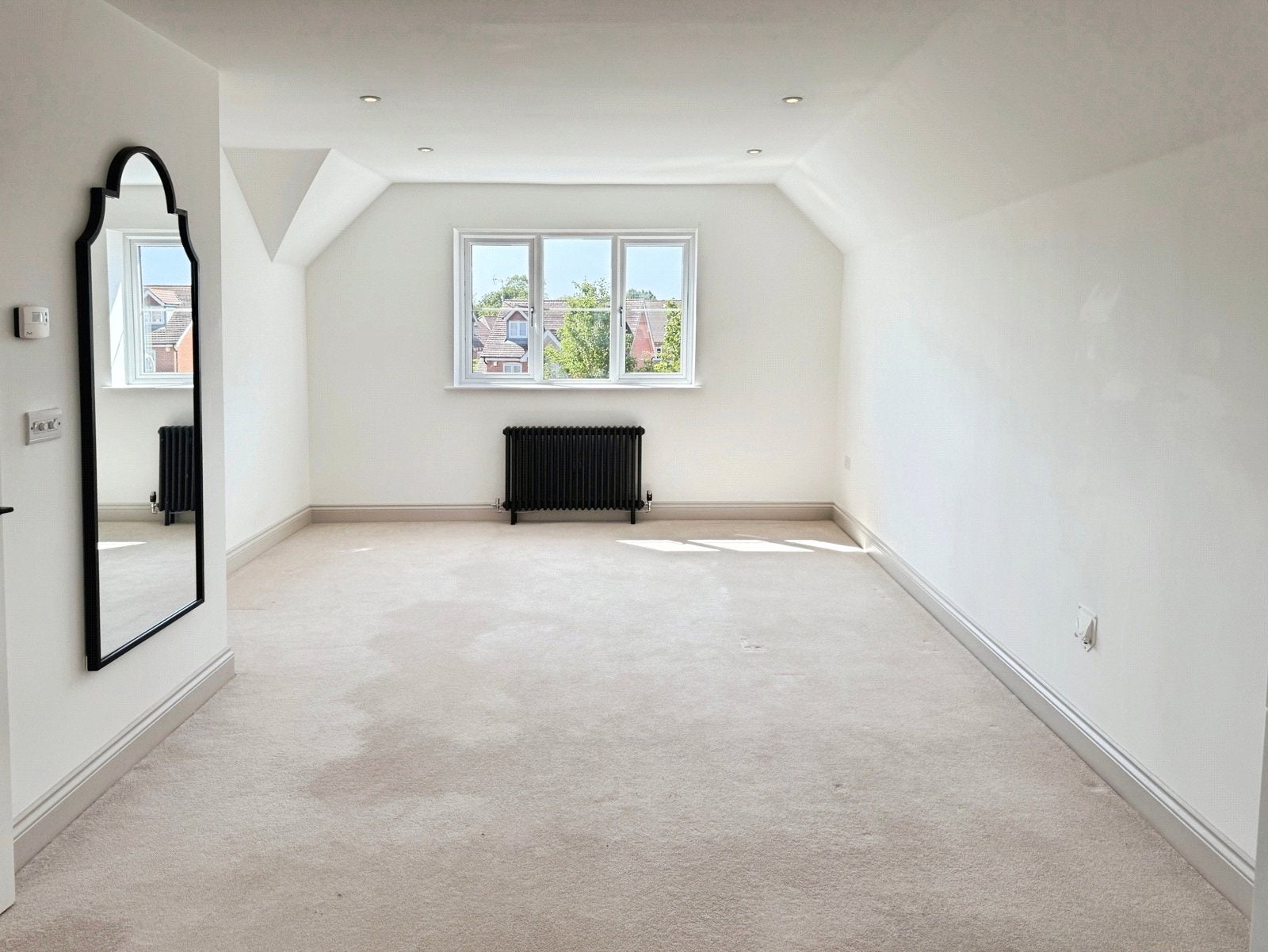 Flat Jasmine Square in Woodley