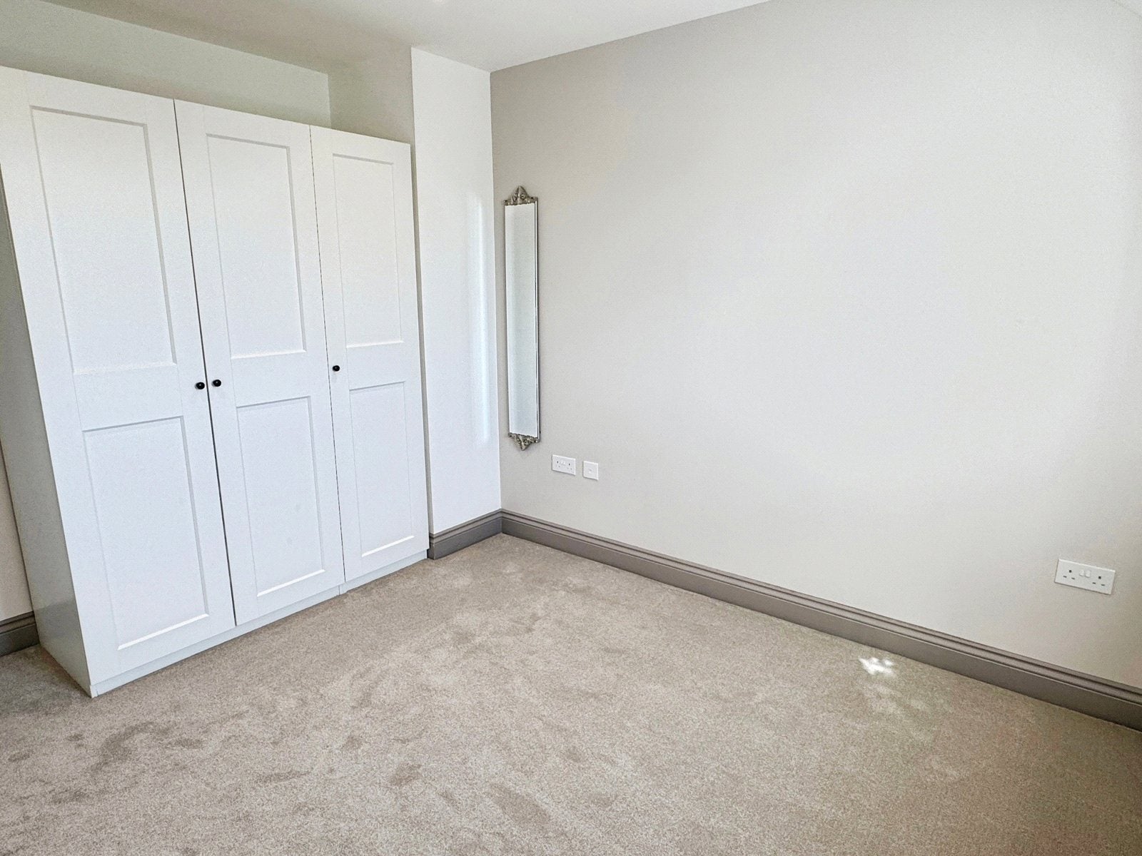 Flat Jasmine Square in Woodley