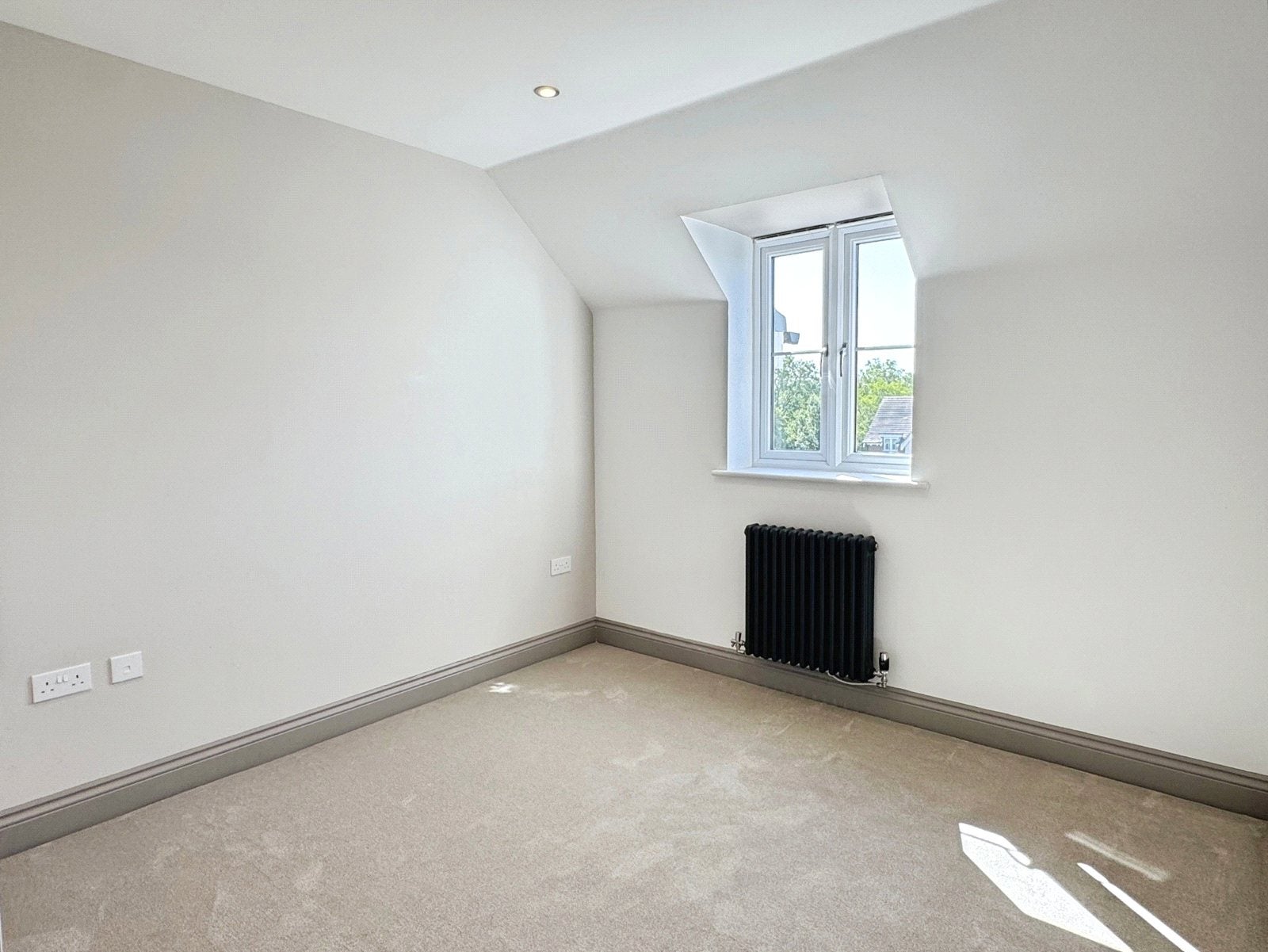 Flat Jasmine Square in Woodley